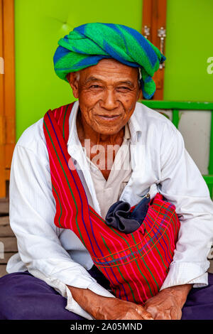 Das Porträt eines Mannes aus der Pa'O ethnische Minderheit, Nyaung Shwe, Shan Staat, Myanmar Stockfoto