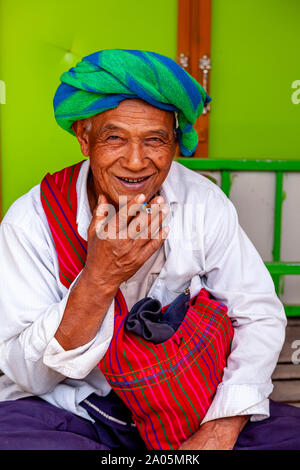 Das Porträt eines Mannes aus der Pa'O ethnische Minderheit, Nyaung Shwe, Shan Staat, Myanmar Stockfoto