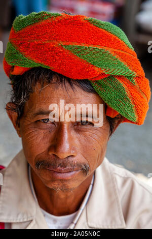 Das Porträt eines Mannes aus der Pa'O ethnische Minderheit, Nyaung Shwe, Shan Staat, Myanmar Stockfoto