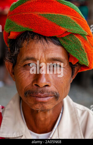 Das Porträt eines Mannes aus der Pa'O ethnische Minderheit, Nyaung Shwe, Shan Staat, Myanmar Stockfoto