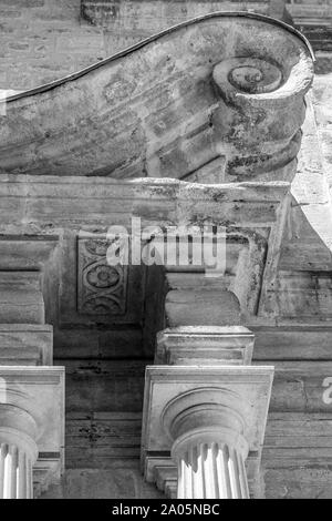 Detail der klassischen verzierten Steinsäulen und Arch in Schwarz und Weiß Stockfoto