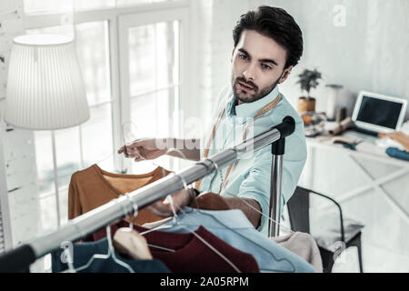 Hübscher junger Designer, die Bluse aus Halter Stockfoto