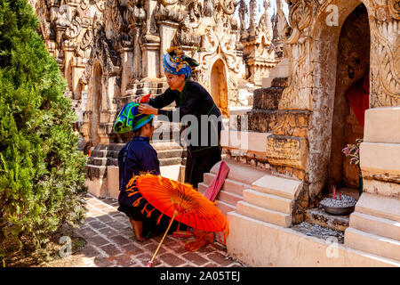 Junge Frauen aus der Pa'O ethnische Gruppe Am Kakku Pagode Festival, Taunggyi, Shan Staat, Myanmar. Stockfoto