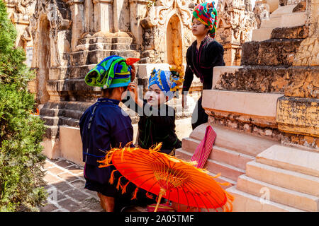 Junge Frauen aus der Pa'O ethnische Gruppe Am Kakku Pagode Festival, Taunggyi, Shan Staat, Myanmar. Stockfoto