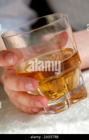 Zarte Frauenhand mit einem Glas Schnaps, weibliche Alkoholismus Stockfoto
