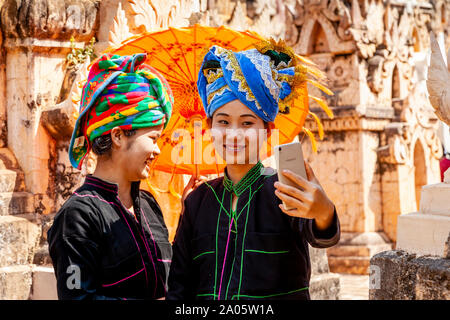 Junge Frauen aus der Pa'O ethnische Gruppe eine Selfie während der kakku Pagode Festival, Taunggyi, Myanmar. Stockfoto