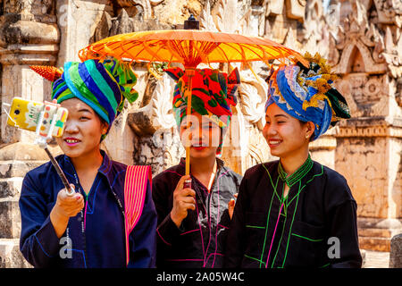 Junge Frauen aus der Pa'O ethnische Gruppe eine Selfie während der kakku Pagode Festival, Taunggyi, Myanmar. Stockfoto