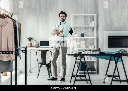Schön Mode Designer in seiner Werkstatt Stockfoto