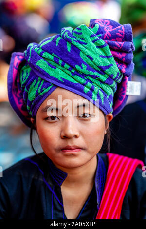 Das Porträt einer jungen Frau aus der Pa'O ethnische Gruppe Am Kakku Pagode Festival, Yaunggyi, Myanmar. Stockfoto