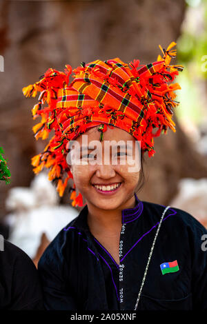 Das Porträt einer jungen Frau aus der Pa'O ethnische Gruppe Am Kakku Pagode Festival, Yaunggyi, Myanmar. Stockfoto