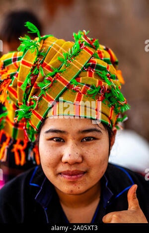 Das Porträt einer jungen Frau aus der Pa'O ethnische Gruppe Am Kakku Pagode Festival, Yaunggyi, Myanmar. Stockfoto