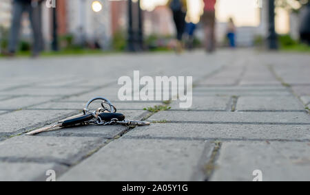 Die verlorenen Schlüsselbund liegt auf der asphaltierten Gehweg von einem Fußweg in die Allee der Stadt Park Stockfoto