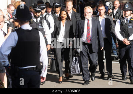 (190919) -- LONDON, Sept. 19, 2019 (Xinhua) - Geschäftsfrau und Mitkämpfer Gina Miller kommt an der Oberste Gerichtshof vor einer Anhörung über die Rechtmäßigkeit der proroguing Parlament, in London, Großbritannien, an Sept. 19, 2019. Großbritanniens höchstem Gericht, dem Obersten Gericht in London, begann eine dreitägige Anhörung am Dienstag, um festzustellen, ob Premierminister Boris Johnson's Aussetzung des House of Commons rechtmäßig war. Die Richter des Supreme Court Heute sat als ein Gremium aus 11 Richtern die Herausforderung, die der Premierminister rechtmäßig gehandelt, als er die Königin riet Parlament auszusetzen, zu hören. (Foto von Ray Stockfoto