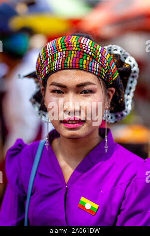 Eine junge Frau aus der Shan (oder Tai Yai) Ethnische Gruppe Am Kakku Pagode Festival, Taunggyi, Shan Staat, Myanmar. Stockfoto