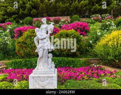 Schöne Böschung mit Gartenskulptur im Dorf Partenit Auf der Krim Stockfoto