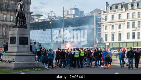 Glasgow, Schottland, Großbritannien. 19. September 2019. Feyenoord Fußballfans Einstellung off Flares, wie sie in George Square vor der Rangers v Feyenoord Europa League Spiel bei Ibrox Stadium versammeln. Credit: Skully/Alamy leben Nachrichten Stockfoto