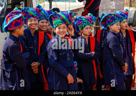 Junge Frauen aus der Pa'O ethnische Gruppe zu führen Sie einen traditionellen Tanz an der Kakku Pagode Festival, Taunggyi, Shan Staat, Myanmar warten. Stockfoto