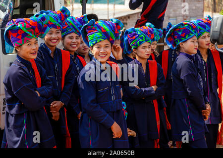 Junge Frauen aus der Pa'O ethnische Gruppe zu führen Sie einen traditionellen Tanz an der Kakku Pagode Festival, Taunggyi, Shan Staat, Myanmar warten. Stockfoto