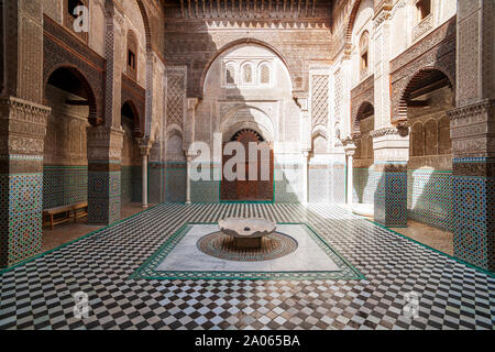 Die Al-Attarine Madrasa ist eine Madrasa in Fes, Marokko, in der Nähe des Al-Qarawiyyin. Es wurde von der Marinid Sultan Abu Said Uthman II in 1323-5 gebaut Stockfoto