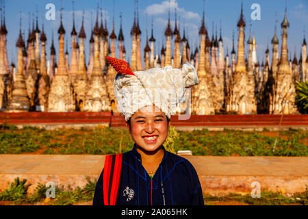 Eine junge Frau aus der Pa'O ethnische Gruppe Am Kakku Pagoden, Taunggyi, Shan Staat, Myanmar Stockfoto