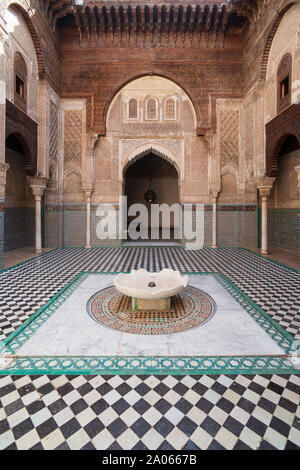 Die Al-Attarine Madrasa ist eine Madrasa in Fes, Marokko, in der Nähe des Al-Qarawiyyin. Es wurde von der Marinid Sultan Abu Said Uthman II in 1323-5 gebaut Stockfoto