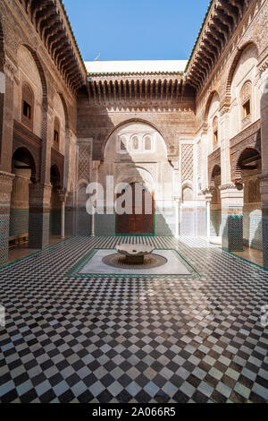 Die Al-Attarine Madrasa ist eine Madrasa in Fes, Marokko, in der Nähe des Al-Qarawiyyin. Es wurde von der Marinid Sultan Abu Said Uthman II in 1323-5 gebaut Stockfoto