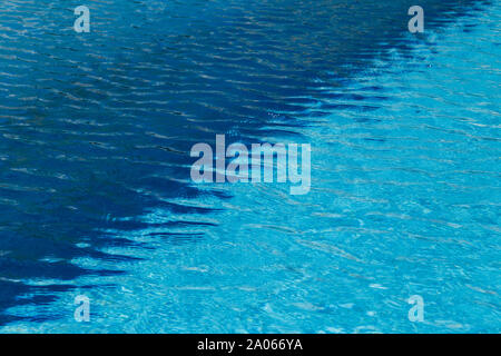 Ein 2 farbiges Licht und Dunkel blaues Wasser mit Wellen und sonnigen Reflexionen in einen Pool. Stockfoto