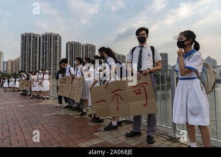 September 19, 2019, Hongkong, China: Schülerinnen und Schüler in einem März und Menschenkette demonstartion in Hong Kong's Sha Tin Bezirk teilnahm, bilden eine Menschenkette entlang den Ufern und auf Brücken auf den Shing Mun River. Danach die Demonstration zog in der Sha Tin New Town Plaza Mall, wo Sie skandierten Parolen und inszenierte eine temporäre Vor friedlich Dispergieren sitzen. (Bild: © Adryel Talamantes/ZUMA Draht) Stockfoto