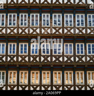 Fassade eines Fachwerkhauses, in dem alle ausfachungen von Windows getroffen werden. Stockfoto