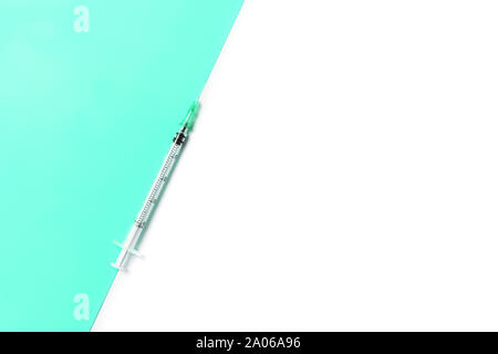 Leere Spritze am trendigen Minze und isolierten weißen Hintergrund. Flach Stil. Kopieren Sie Platz. Medizinische Behandlung und Frauen Schönheit Konzept. Stockfoto