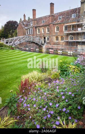 Garten neben der mathematischen Brücke über den Fluss Cam am Queens' College, Universität Cambridge, England. Stockfoto