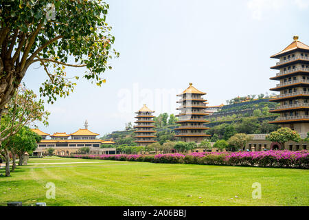 Kaohsiung, Taiwan: Der Central Park Bereich des Fo Guang Shan Buddha Museum mit grünem Gras, Bäume und hohen chinesischen Pagoden Stockfoto