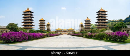 Kaohsiung, Taiwan: breites Panorama ansicht des Fo Guang Shan Buddha Museum Hauptgebäude mit Pagoden auf beiden Seiten Stockfoto