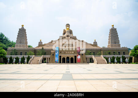 Kaohsiung, Taiwan: Große Goldene sitzen Fo Guang Shan Buddha Statue mit der Main Plaza vor, Pagoden zu beiden Seiten Stockfoto