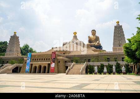 Kaohsiung, Taiwan: Große Goldene sitzen Fo Guang Shan Buddha Statue mit der Main Plaza vor, Pagoden zu beiden Seiten Stockfoto