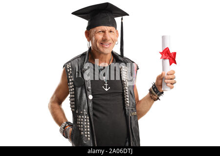 Im mittleren Alter punk Mann mit einem Hochschuldiplom in die Kamera lächeln auf weißem Hintergrund Stockfoto