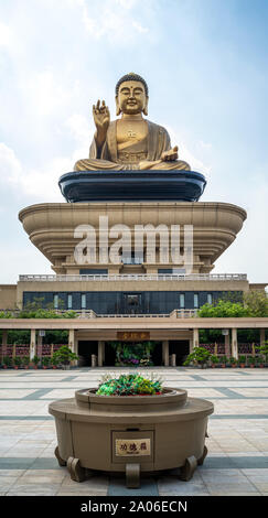 Kaohsiung, Taiwan: Große Goldene sitzen Fo Guang Shan Buddha Statue auf einer Plattform oberhalb der Museumsbau mit einem Hakenkreuz auf der Brust Stockfoto