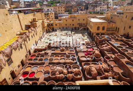 Chouara Gerberei ist einer der drei Gerbereien in Fes, Marokko. Im 11. Jahrhundert erbaut, ist es das größte Gerberei in der Stadt. Stockfoto