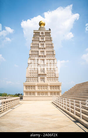 Kaohsiung, Taiwan: Stein Turm/Pagode in Fo Guang Shan Buddha Museum mit hunderten von kleinen Buddhas in die Wände eingraviert Stockfoto