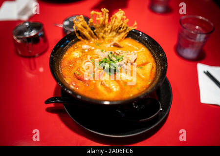 Kaohsiung, Taiwan - 17 April 2019: Schwarz Schüssel mit thailändischen Stil Ramen Suppe (sehr Thai Nudeln Restaurant), die nur in Taiwan gefunden werden kann. Stockfoto