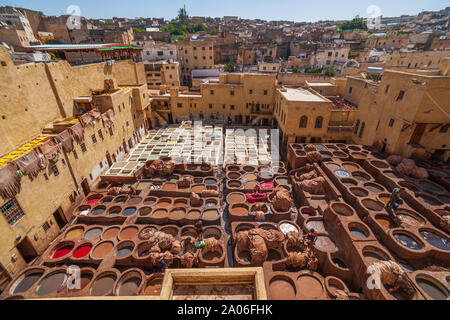 Chouara Gerberei ist einer der drei Gerbereien in Fes, Marokko. Im 11. Jahrhundert erbaut, ist es das größte Gerberei in der Stadt. Stockfoto