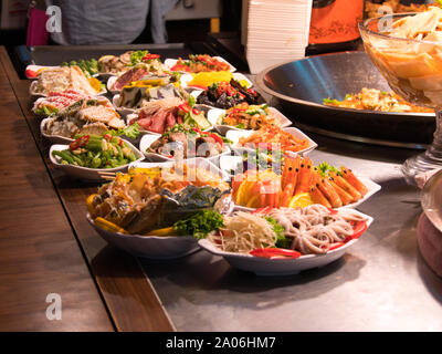 Vielfalt der Taiwanesischen/chinesische Gerichte zu einem Street Food in Taipei. Asiatische nacht Market Buffet Stockfoto