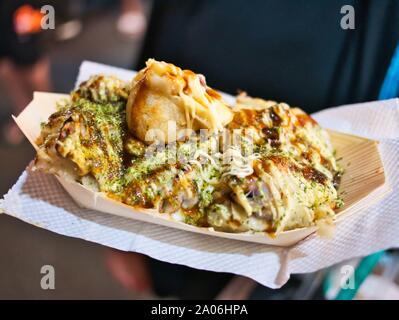 Bambus Platte mit taiwanesischen Stil octopus Snack/Takoyaki bei Nacht Markt Stockfoto
