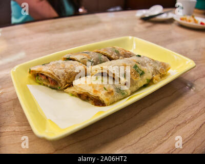 Taiwanesische/Chinesisch Rindfleisch Pfannkuchen genannt Niu Rou Juan Bing 牛肉卷餅 auf gelbem Teller im Restaurant Stockfoto