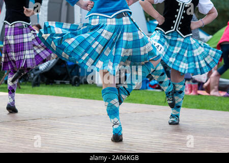 Junge Highland Dancing Girls in der Highland Games in Peebles. Peebles, Scottish Borders, Schottland Stockfoto