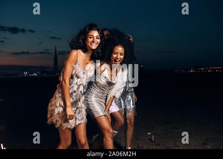 Lachen Freunde zusammen wandern in der Nacht im Freien an Kamera suchen Stockfoto