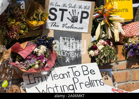 Blumen, Nachrichten, Plakate in Sympathie und Empathie Solidarität und Unterstützung für die Kampagne "Gewalt gegen Frauen und femizid in Südafrika zu zeigen Stockfoto