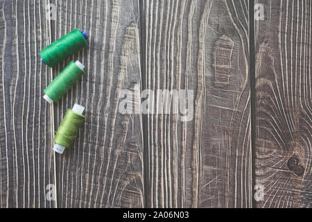 Nähzubehör und rosa Stoff auf einem weißen Hintergrund. Stoff, Nähgarne, Reißverschluss, Nadel, Tasten und nähen Zentimeter. top Aussicht, flatlay Stockfoto