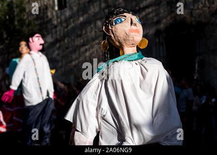 Juli 28, 2019: Riesige Papiermache Puppen tanzen während der Guelaguetza Festival in Oaxaca, Mexiko Stockfoto