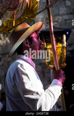 Juli 28, 2019: Ein traditionell gekleidete mexikanische Mann in einer Parade während der Guelaguetza Festival in Oaxaca, Mexiko Stockfoto